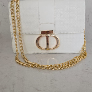 Crestin dior  حجم اقل من الوسط لون ابيض